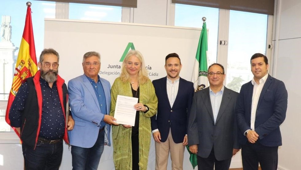 La delegada de la Junta en Cádiz, Mercedes Colombo, junto a representantes del Aula de Cultura del Carnaval y componentes del coro de Julio Pardo