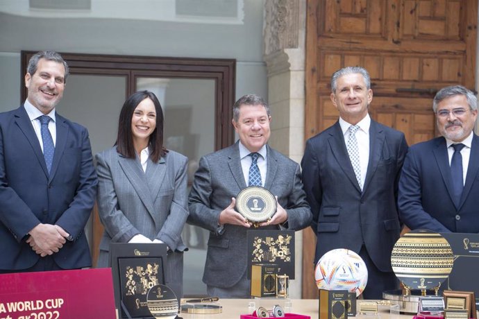 Representantes de la empresa Anframa con el presidente regional, Emiliano García-Page.