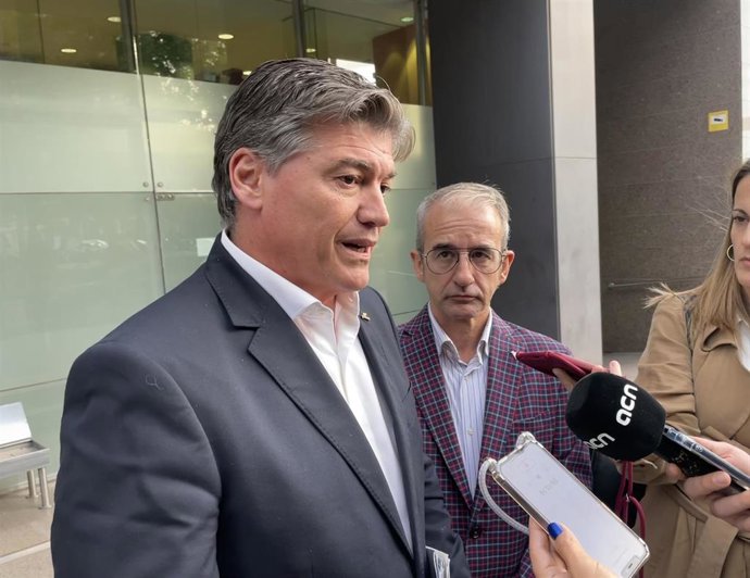 El presidente de Pimec, Antoni Cañete, antes de entregar al conseller de Territorio, Juli Fernndez, el documento de posicionamiento de las pymes catalanas sobre el modelo aeroportuario catalán y la mejora del Aeropuerto de El Prat