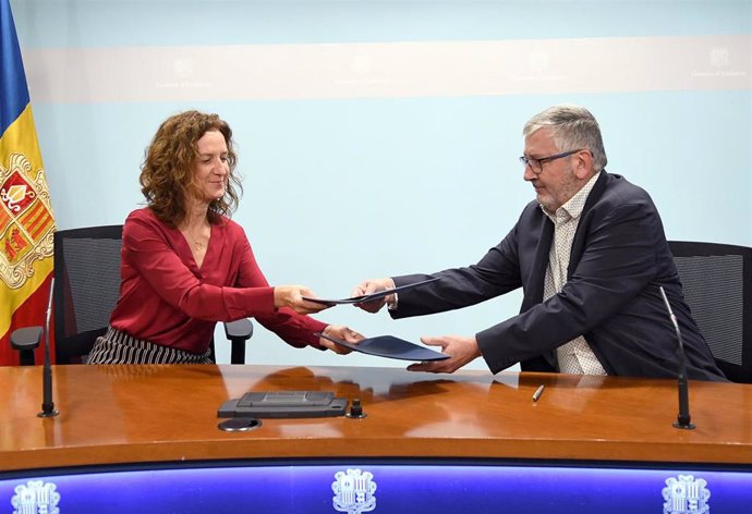 Sílvia Calvó y Gerard Caselles durante la firma del convenio este lunes.