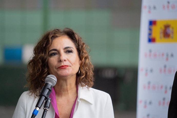 La ministra de Hacienda y Función Pública María Jesús Montero atiende a los medios, a 4 de noviembre de 2022 en Sevilla, (Andalucía, España). El alcalde de Sevilla, Antonio Muñoz, presenta el proyecto para la recuperación de las antiguas naves de Hytasa