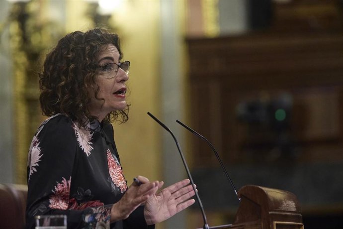 La ministra de Hacienda, María Jesús Montero, interviene durante una sesión plenaria en el Congreso de los Diputados, a 27 de octubre de 2022, en Madrid (España).