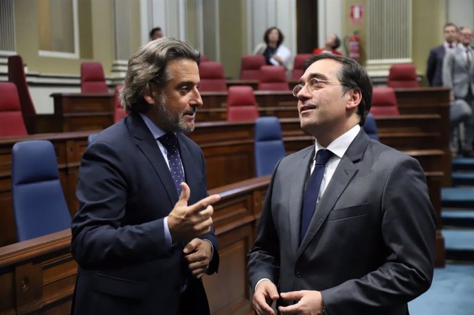 El presidente del Parlamento de Canarias, Gustavo Matos, y el ministro de Asuntos Exteriores, José Manuel Albares, en una visita a la Cámara regional