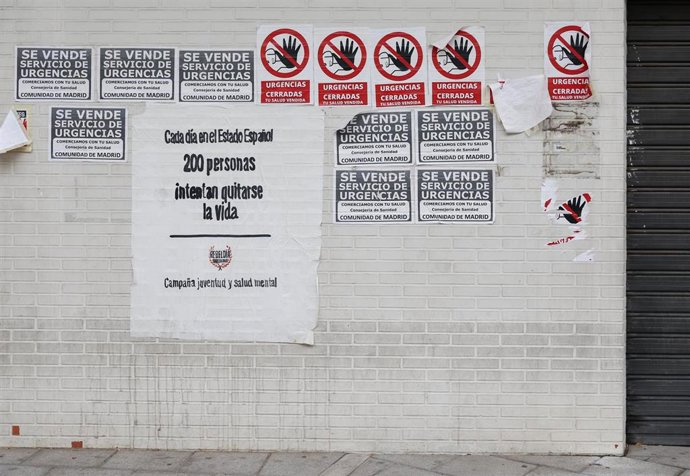 Centro de Salud Ángela Uriarte, donde hay carteles de protesta que rezan 'Urgencias Cerradas, tu salud vendida', 