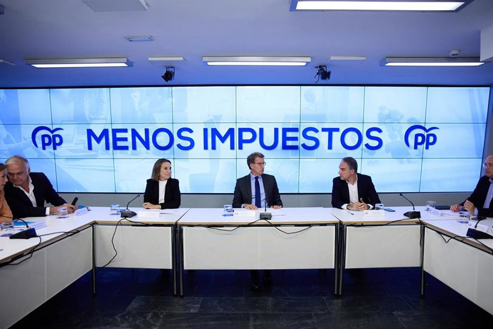 Archivo - (I-D) La secretaria general del Partido Popular, Cuca Gamarra; el presidente del Partido Popular, Alberto Núñez Feijóo, y el consejero de la Presidencia y portavoz del Ejecutivo andaluz en funciones, Elías Bendodo, conversan durante una reunió