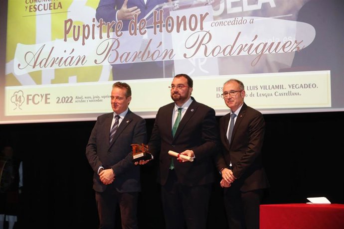El presidente de Asturias, Adrián Barbón, en el acto de clausura del XIV Foro Comunicación y Escuela, organizado por el departamento de Lengua Castellana del IES Elisa y Luis Villamil de Vegadeo.