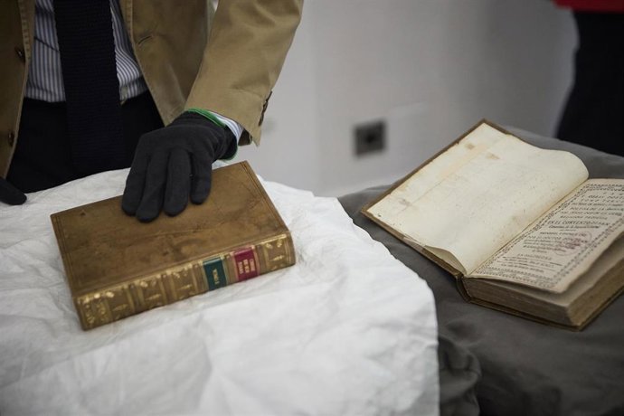 Volúmenes del siglo XVII recuperados por la Guardia Civil en EEUU que el ministro del Interior, Fernando Grande-Marlaska, ha entregado al ministro de Cultura y Deporte, Miquel Iceta, en el Ministerio de Cultura y Deporte, a 7 de noviembre de 2022.