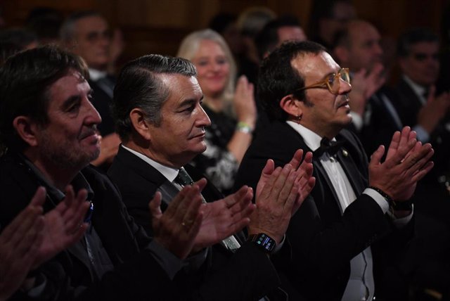 El consejero de Presidencia de la Junta, Antonio Sanz (i), y el alcalde de Cádiz, José María González (d), durante la presentación de la candidatura del Carnaval de Cádiz para su inclusión en la Lista Representativa del Patrimonio Cultural de la Humanidad