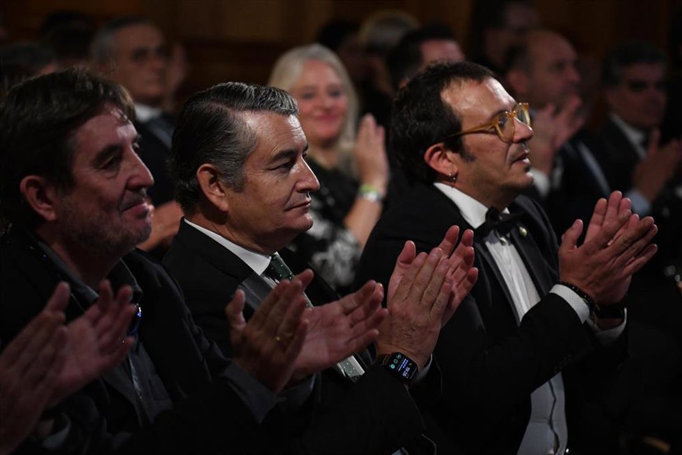 El consejero de Presidencia de la Junta, Antonio Sanz (i), y el alcalde de Cádiz, José María González (d), durante la presentación de la candidatura del Carnaval de Cádiz para su inclusión en la Lista Representativa del Patrimonio Cultural de la Humanid