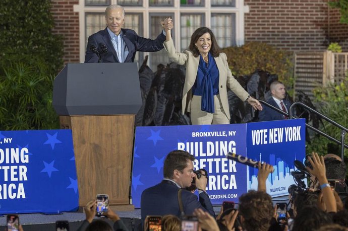 El presidente de Estados Unidos, Joe Biden, y la governadora de Nueva York, Kathy Hochul