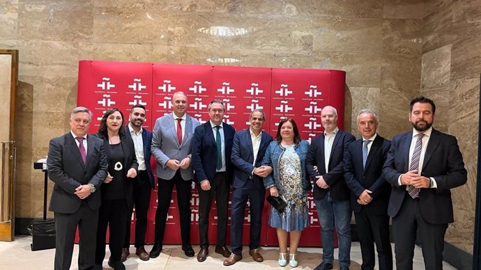 Espadas con dirigentes del PSOE en la presentación de la candidatura del Carnaval de Cádiz como Patrimonio Inmaterial de la Humanidad.