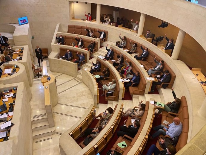 Archivo - Pleno del Parlamento de Cantabria