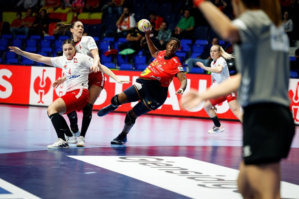 La pivote Kaba Gassama intenta un lanzamiento a puerta en el España-Polonia del Europeo de Balonmano Femenino 2022