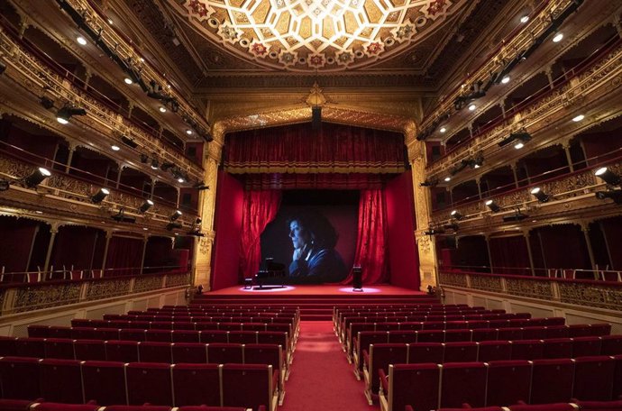 El escenario del homenaje a la escritora Almudena Grandes en el teatro María Guerrero, a 7 de noviembre de 2022, en Madrid (España). 