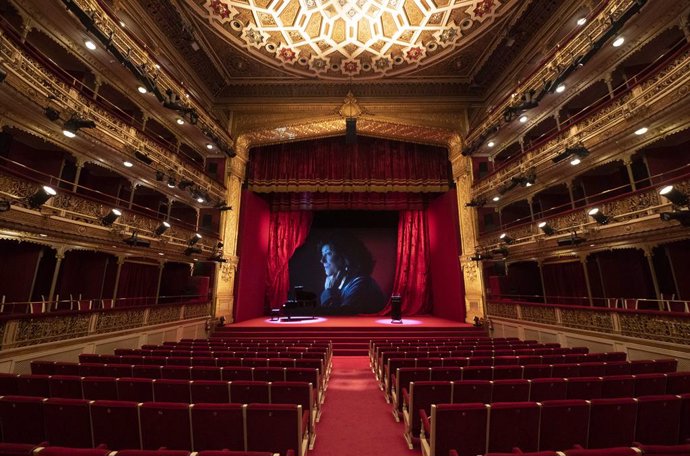 El escenario del homenaje a la escritora Almudena Grandes en el teatro María Guerrero, a 7 de noviembre de 2022, en Madrid (España). A punto de cumplirse el primer aniversario de su fallecimiento, la Fundación Academia de Cine, en colaboración con la ed