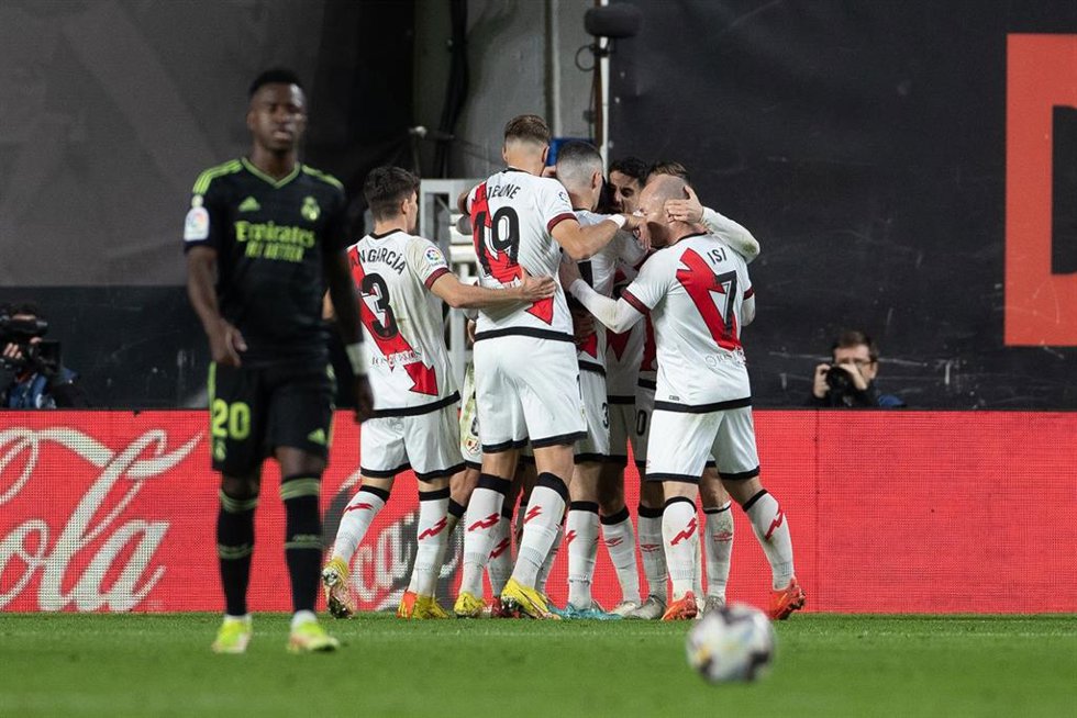 Los jugadores del Rayo Vallecano celebran el gol de Álvaro García ante el Real Madrid