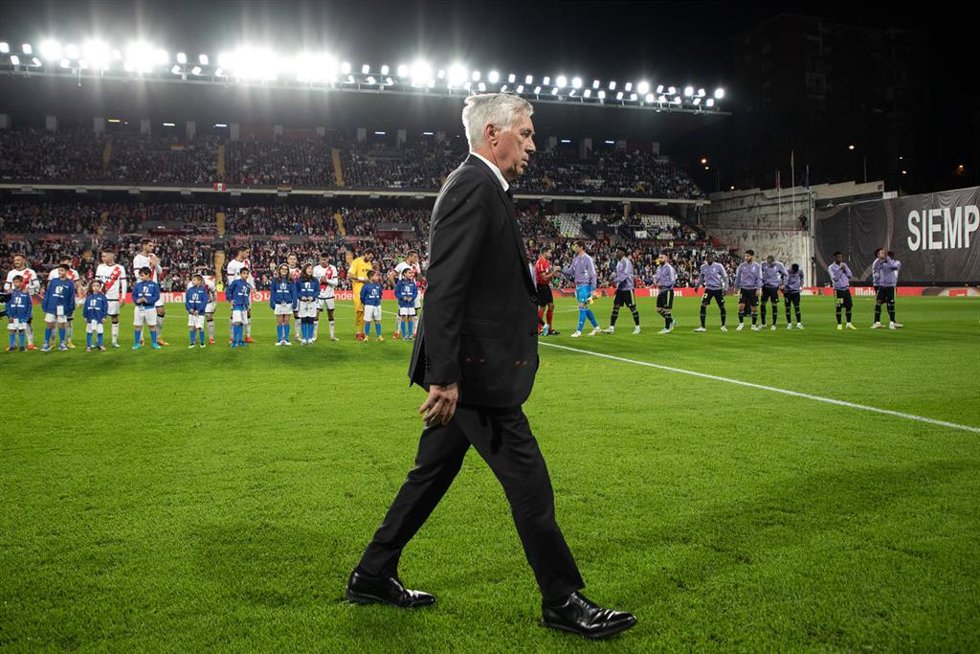 Carlo Ancelotti llegando al banquillo del Estadio de Vallecas