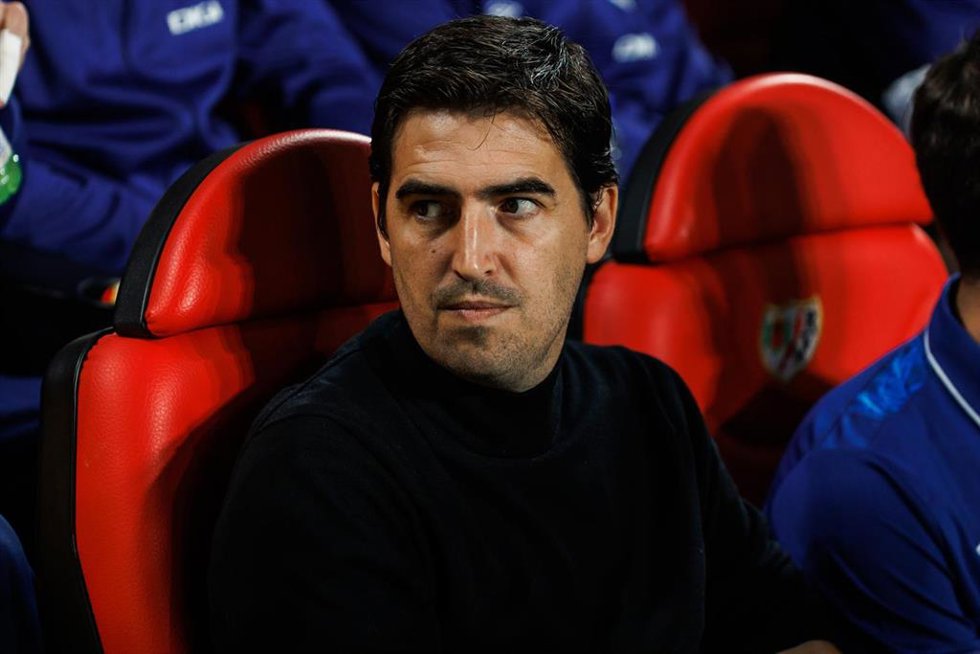 Andoni Iraola sentado en el banquillo del Estadio de Vallecas