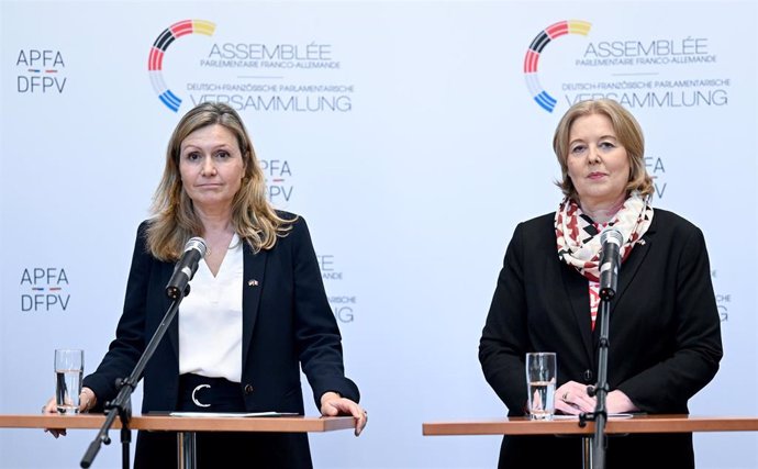Baerbel Bas (D), presidenta del Bundestag alemán, y Yael Braun-Pivet, presidenta de la Asamblea Nacional francesa, hablan en una conferencia de prensa durante la octava sesión de la Asamblea Parlamentaria franco-alemana. 