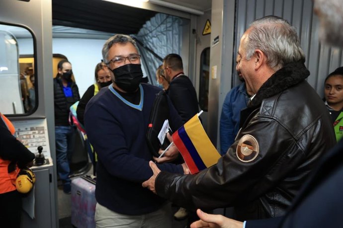 Delegación colombiana y venezolano se encuentran en Colombia tras la llegada del primer avión procedente de Venezuela en más de tres años
