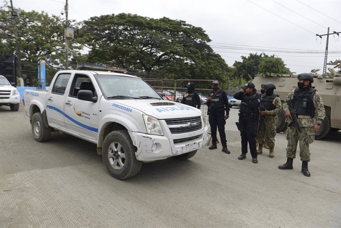Archivo - Agentes de policía hacen guardia en el exterior de la Penitenciaría del Litoral después de los enfrentamientos ocurridos en la prisión en Guayaquil