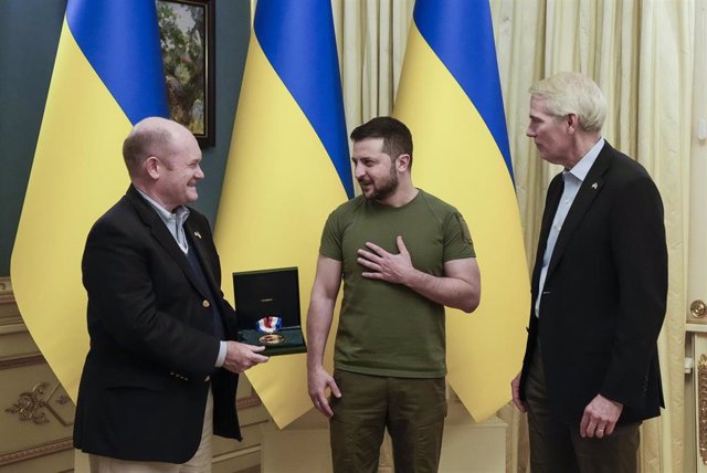 El presidente de Ucrania, Volodimir Zelenski, recibe la Medalla de la Libertad