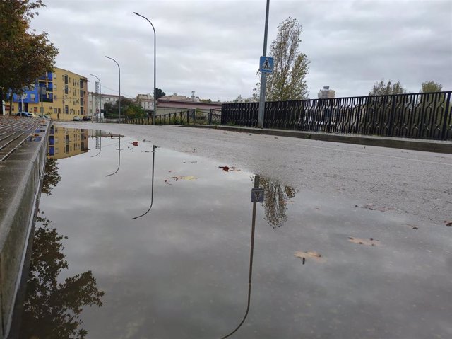 Archivo - Un charco de agua en un día lluvioso en Mérida.
