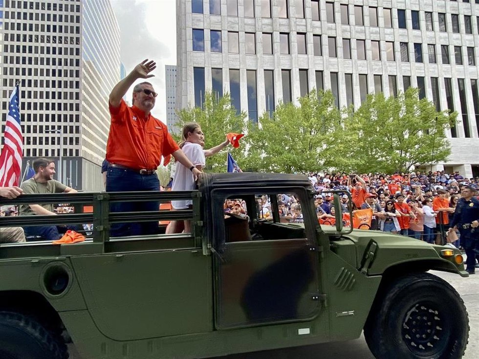 El senador republicano Ted Cruz durante un desfile en Houston
