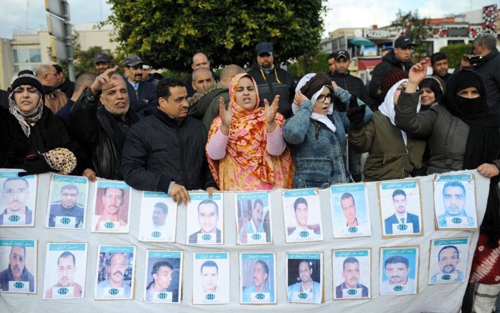 Manifestantes apoyando a los acusados ??de Gdeim Izik en su juicio en Rabat el 23 de enero de 2017.