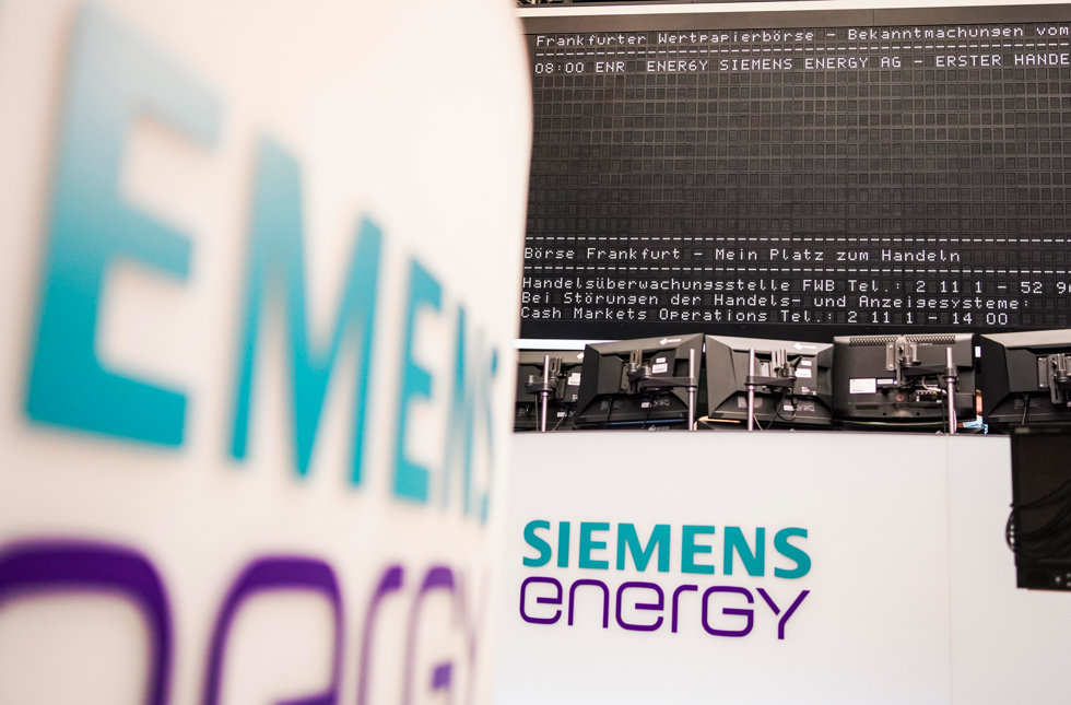FILED - 28 September 2020, Hessen, Frankfurt/Main: "Siemens Energy" logo can be seen at the Frankfurt Stock Exchange traders' workplaces. Photo: Frank Rumpenhorst/dpa