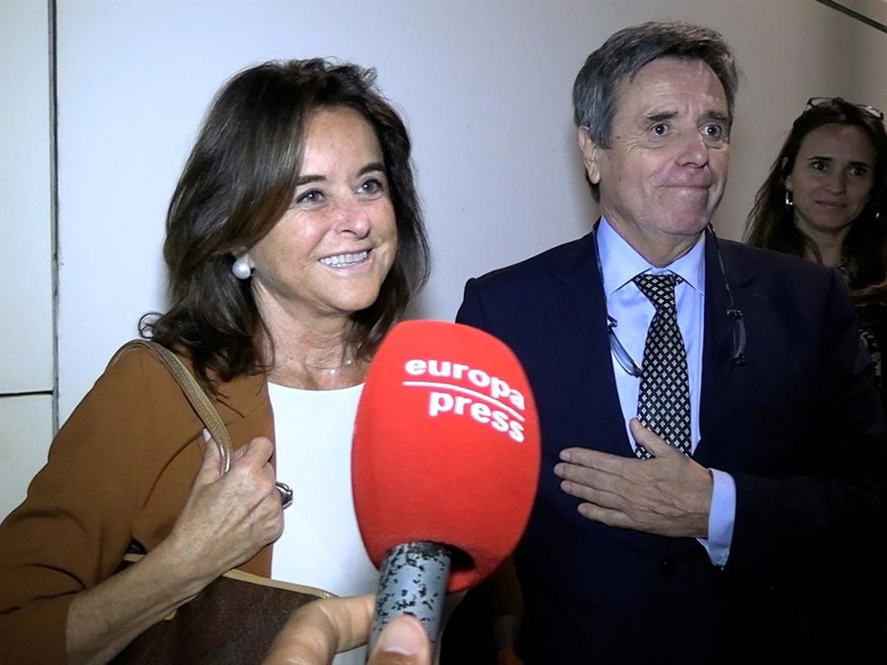 Pilar Mañé y Ramón Tamborero abandonando la reunión