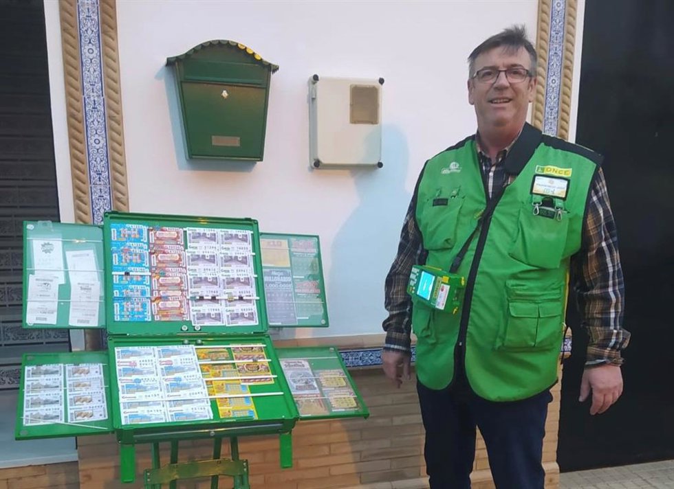 Francisco José Cabello, vendedor de la ONCE en la localidad de Pilas.