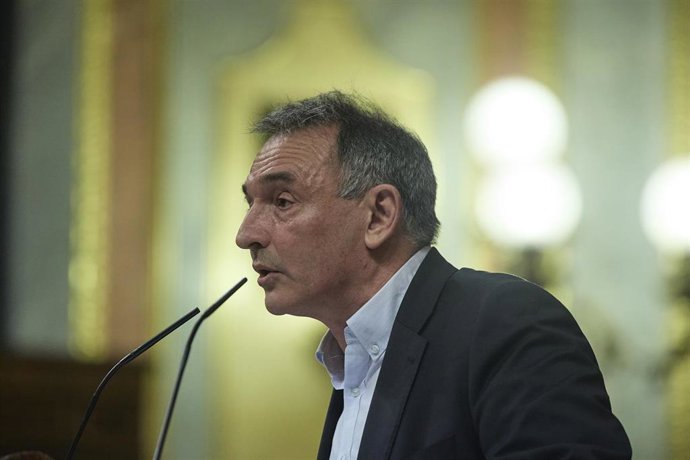 El secretario de Estado para la Agenda 2030 y secretario general del PCE, Enrique Santiago, interviene durante una sesión plenaria en el Congreso de los Diputados, a 27 de octubre de 2022, en Madrid (España).