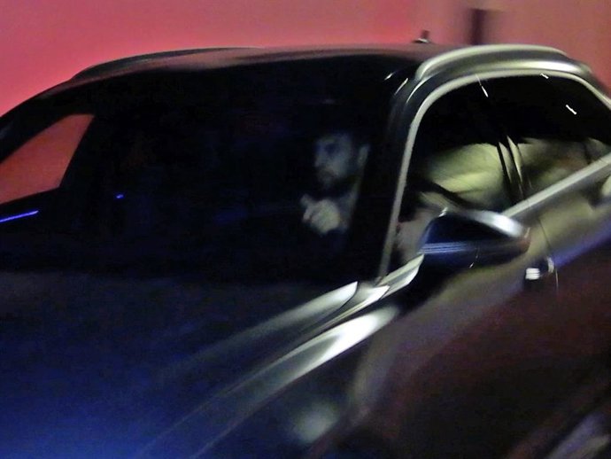 Gerard Piqué abandonando la reunión por la puerta de la casa de sus padres