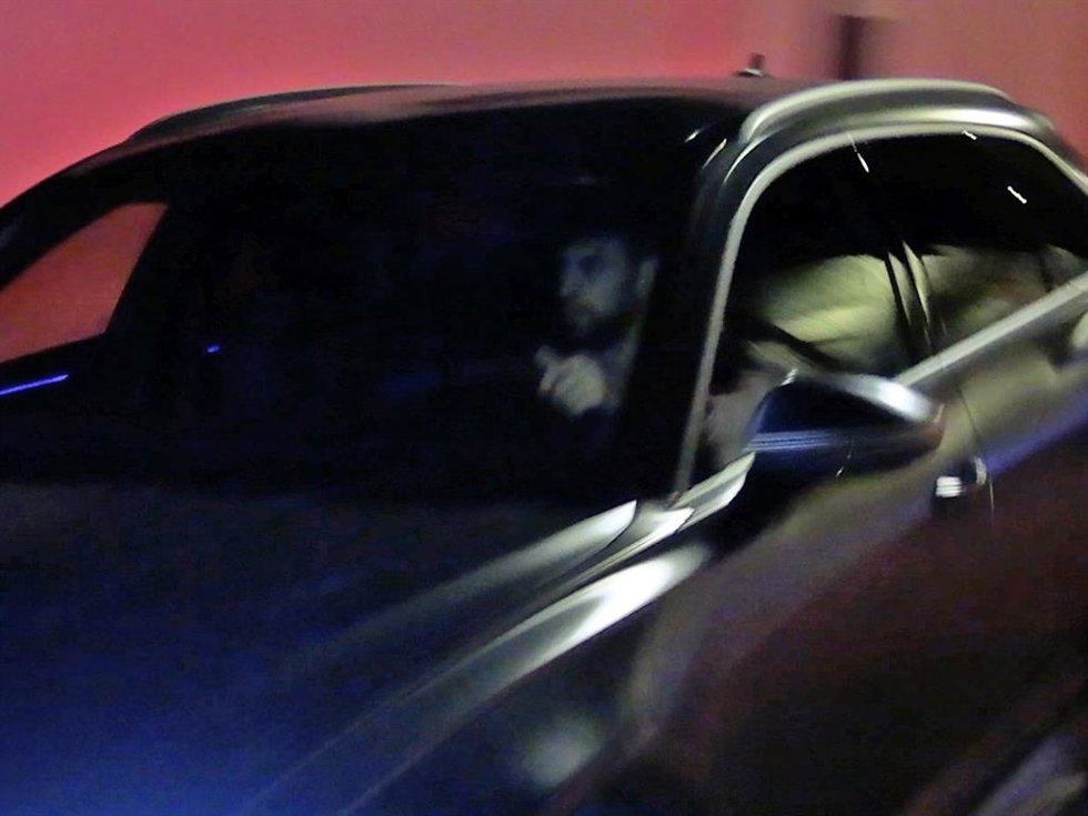Gerard Piqué abandonando la reunión por la puerta de la casa de sus padres