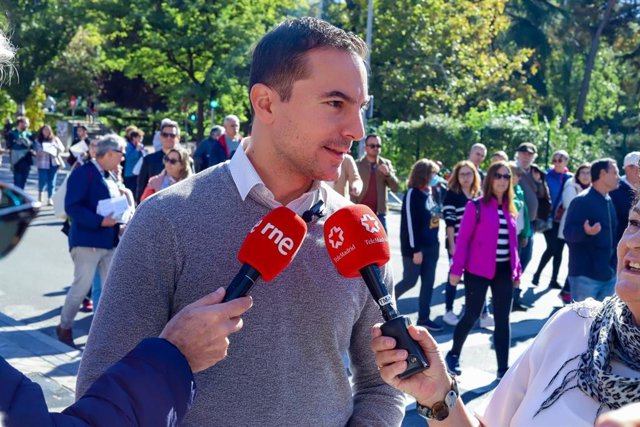 El portavoz del PSOE en la Asamblea de Madrid, Juan Lobato, atendiendo a medios