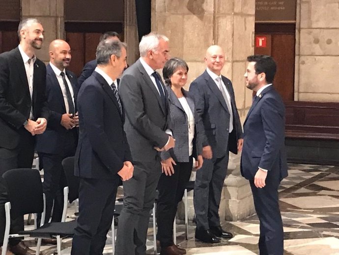 El presidente de la Generalitat, Pere Aragons, con los nuevos delegades territoriales: Joan Borrs (Barcelona); ngel Xifré (Tarragona); Montserrat Barniol (Catalunya Central) y Josep Castells (Alt Pirineu i Aran)