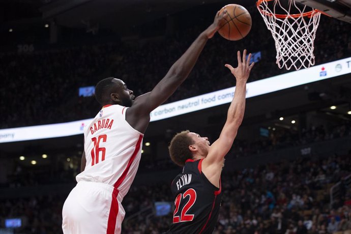 Archivo - 08 April 2022, Canada, Toronto: Houston Rockets's Usman Garuba (L) and  Toronto Raptors' Malachi Flynn battle for the ball during the NBA basketball match between Toronto Raptors and Houston Rockets. Photo: Chris Young/Canadian Press via ZUMA 