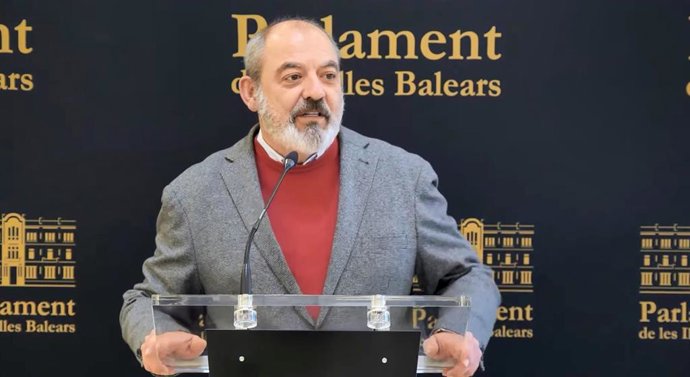 Archivo - El diputado del Grupo Vox Sergio Rodríguez, en una rueda de prensa en el Parlament.