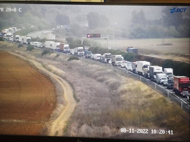 Retenciones en la A-49 entre Benacazón y Huévar, sentido Huelva, por la retirada de un camión.