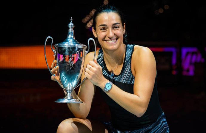 Caroline Garcia con su trofeo de las Finales de la WTA