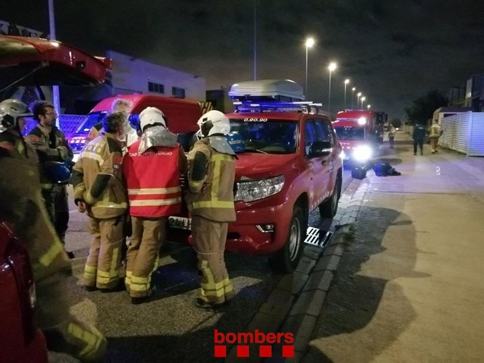 Servicios de emergencia trabajan en la extinción del incendio en una nave industrial en Constantí (Tarragona)