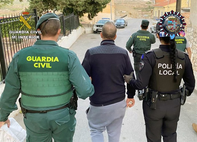Agentes de la Guardia Civil y de la Policía Local de Jumilla custodian a uno de los detenidos