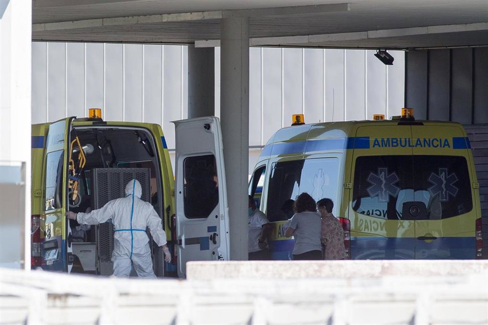 Archivo - Un paciente con Covid-19 es trasladado desde el Hospital de O Incio al Hospital de Lugo, Galicia (España), a 3 de septiembre de 2020. El centro de O Incio ha registrado ya nueve fallecidos por coronavirus desde el pasado 20 de agosto