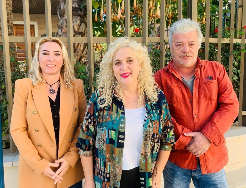 La coordinadora local de Izquierda Unida Málaga Ciudad y concejala en el Ayuntamiento, Remedios Ramos; el dirigente local de IU y concejal en el Ayuntamiento de Torremolinos, David Tejeiro; y la coordinadora local de IU en Rincon, Rocío Calderón