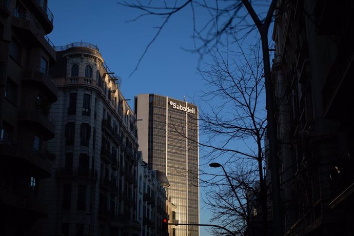 Archivo - Fachada de la sede del Banco Sabadell en la Avenida Diagonal de Barcelona