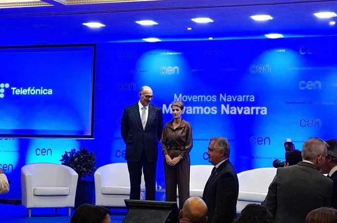 La persidenta de Navarra, María Chivite, junto al presidente de Telefónica de España, Emilio Gayo
