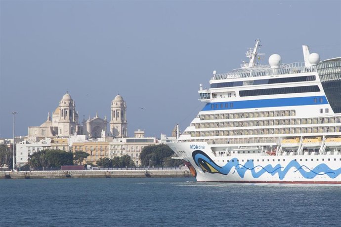 Un crucero en el Puerto de Cádiz. ARCHIVO
