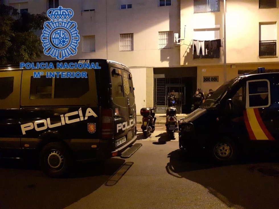 Furgones de la Policía Nacional en la actuación contra el narcotráfico en la Costa Noroeste.