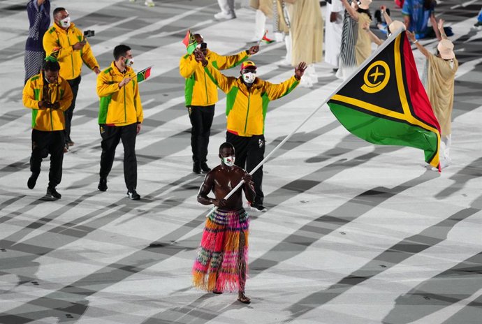 Archivo - 23 July 2021, Japan, Tokyo: Flag bearer Riilio Rii of Vanuatu, carries his national flag during the opening ceremony of the Tokyo 2020 Olympic Games at the Olympic Stadium. The ceremony is attended by only 950 VIPs due to the coronavirus pande